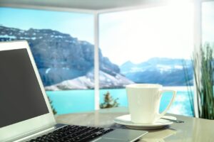 Holiday working: gli italiani coniugano impegni e piacere grazie al digitale