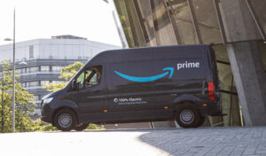 Mercedes-Benz aderisce al Climate Pledge e fornisce 1.800 veicoli elettrici ad Amazon per le consegne