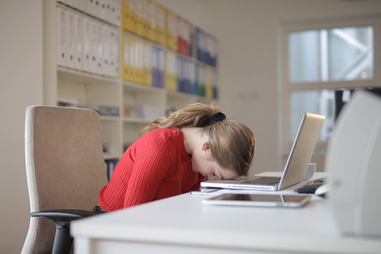 Quiet quitting 2.0: una donna disperata di fronte al proprio computer