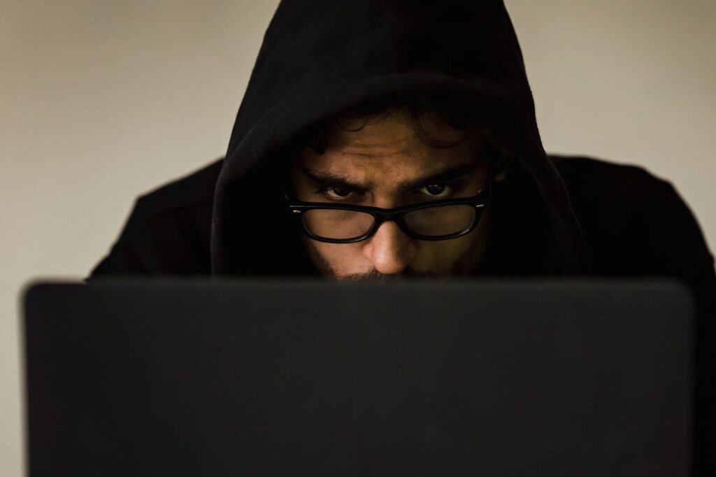 Dark patterns: un internauta con il capo coperto di front al pc