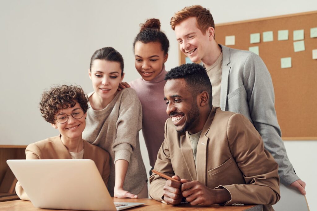 Minimum viable team: un gruppo di lavoro di fronte al computer