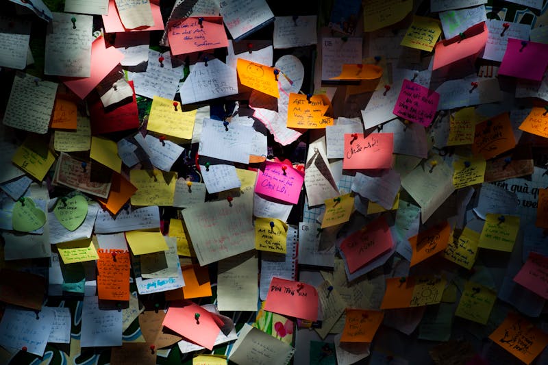 Metodo Zettelkasten: post-it attaccati al muro