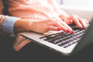 Data Governance Act: una donna al pc