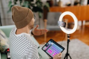 Micro influencer di fronte alla camera
