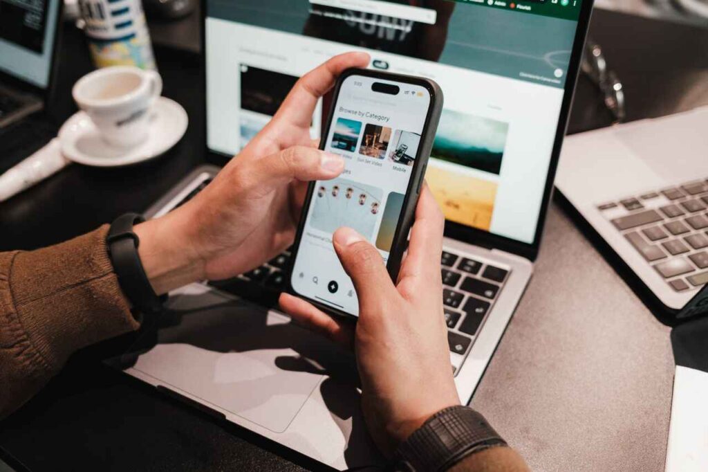 Dark pattern: un utente cerca di comprendere un sito mobile