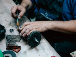Manutenzione predittiva: un tecnico al lavoro