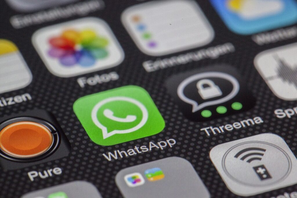 WhatsApp makting: l'icona di WhatsApp su uno smartphone
